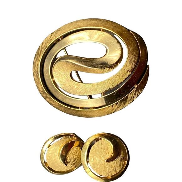 CROWN TRIFARI COMET SWIRL GOLDEN TONED TRIFANIUM CLIP ON EARRINGS VINTAGE 1960s - Picture 7 of 13